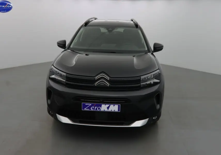 Citroën C5 Aircross noir métal vue de face dans un studio, mettant en valeur la calandre et les phares LED distinctifs.