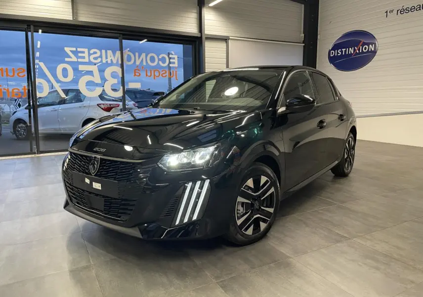 Peugeot 208 noir métallisé vue 3/4 avant droit avec feux LED et jantes alliage bi-tons en showroom.