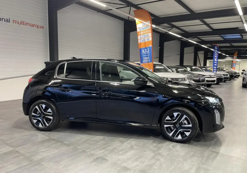 Peugeot 208 hybride noir métallisé vue de profil droit en intérieur avec jantes alliage bi-tons et vitres surteintées.