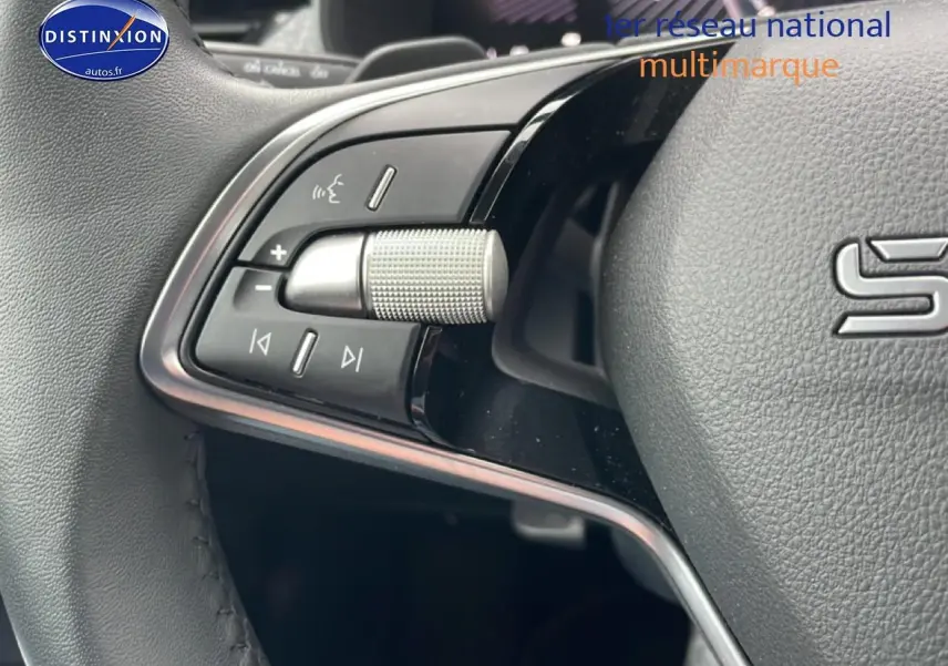Gros plan sur les commandes gauche du volant cuir noir du Skoda Kamiq 2025 avec molette et boutons multifonctions.