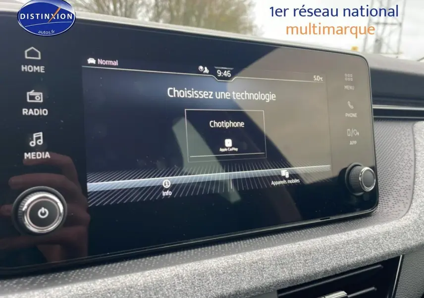Écran tactile central du tableau de bord du Skoda Kamiq 2025, affichant le menu de sélection technologie.