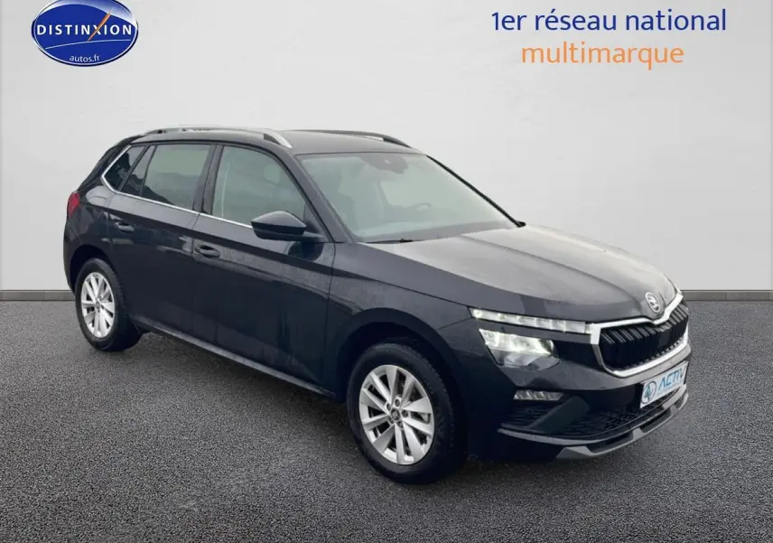 Vue 3/4 avant droite d’un Skoda Kamiq noir 2025 avec calandre chromée et jantes alu.