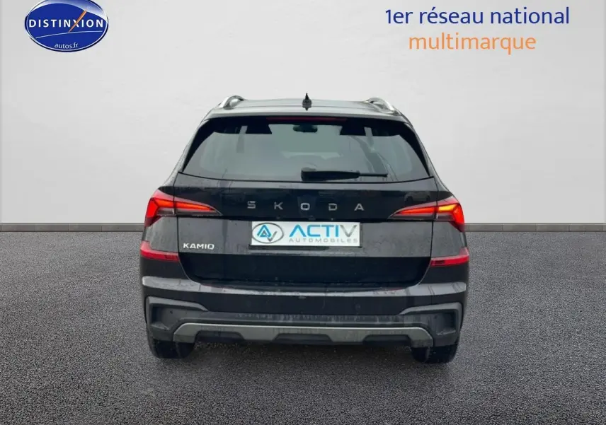 Vue arrière d'un Skoda Kamiq noir 2025 avec feux arrière LED et barres de toit visibles.