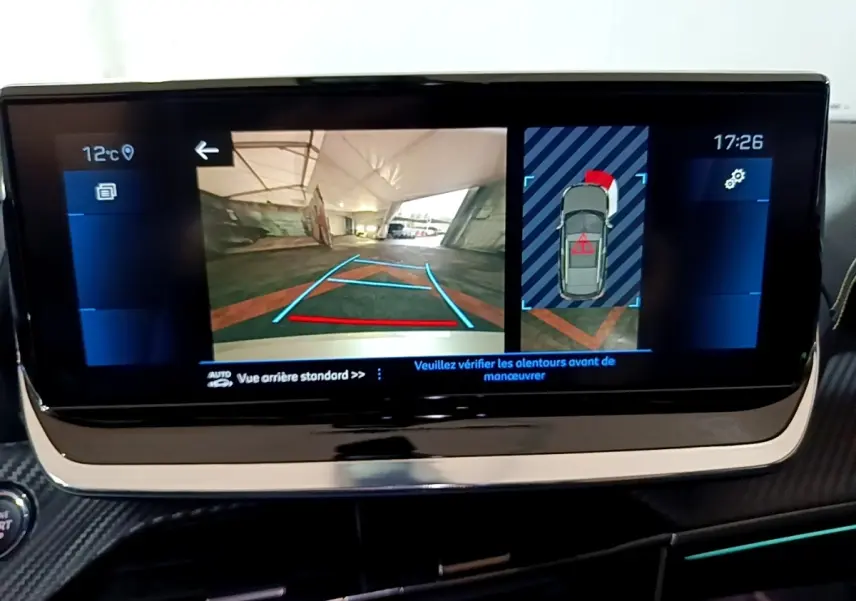 Écran tactile intérieur du Peugeot 2008 GT 2021 montrant la caméra de recul et l’aide au stationnement arrière.