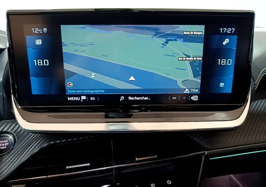 Écran tactile 10 pouces du système de navigation du Peugeot 2008 GT bleu, vue rapprochée du tableau de bord.