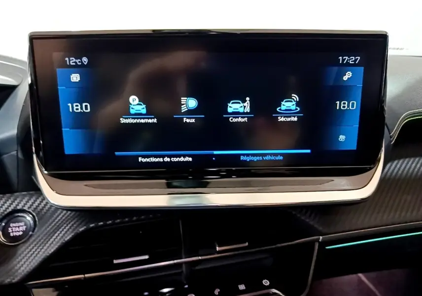 Écran tactile central du tableau de bord du Peugeot 2008 Bleu, affichant les réglages véhicule en mode nuit.