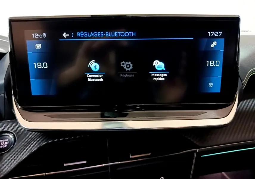 Écran tactile central du tableau de bord du Peugeot 2008 bleu, affichant les réglages Bluetooth.