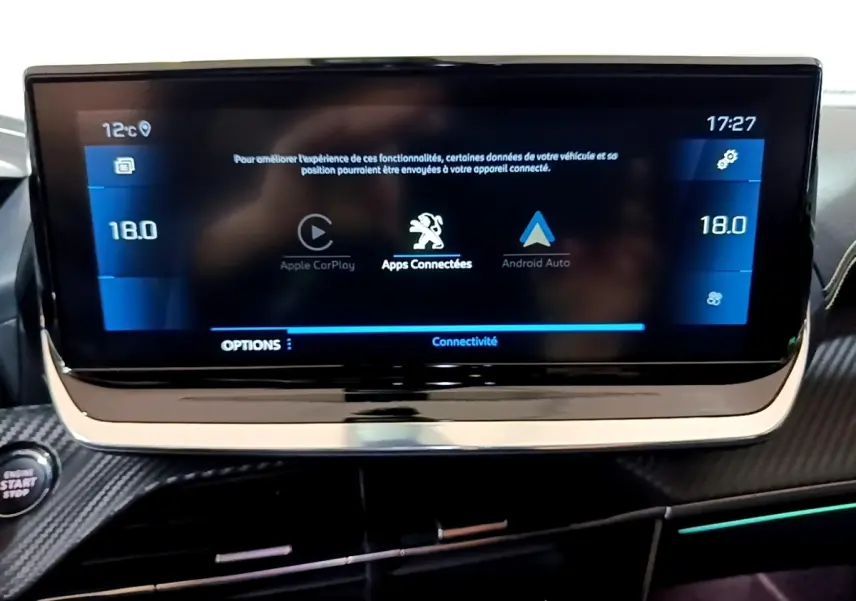 Écran tactile central du tableau de bord du Peugeot 2008 Bleu, affichant les options Apple CarPlay et Android Auto.