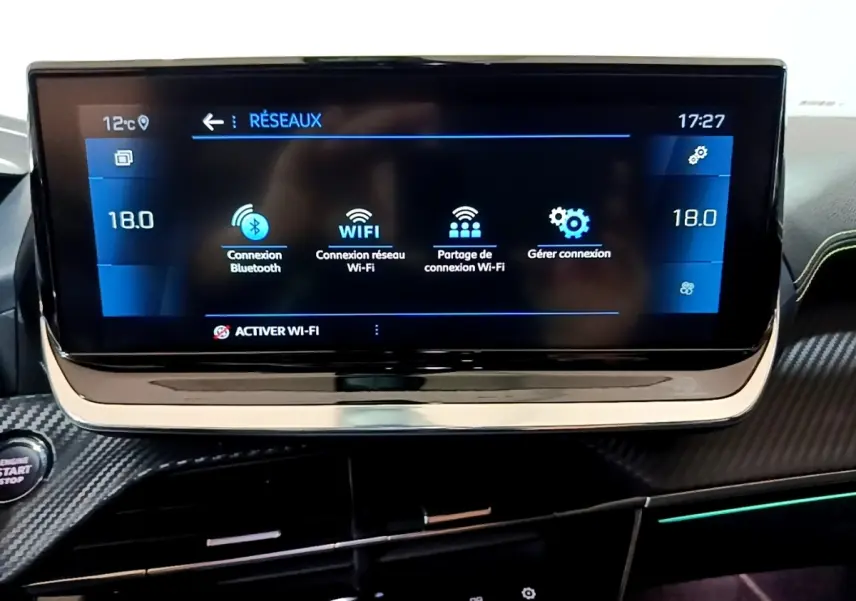 Écran tactile central affichant les options réseau dans l’habitacle du Peugeot 2008 Bleu, vue rapprochée du tableau de bord.