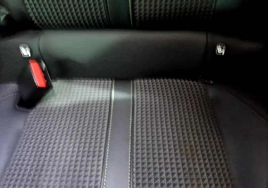 Gros plan sur la banquette arrière noire à motif géométrique du Peugeot 2008 BlueHDi 130 GT 2021.