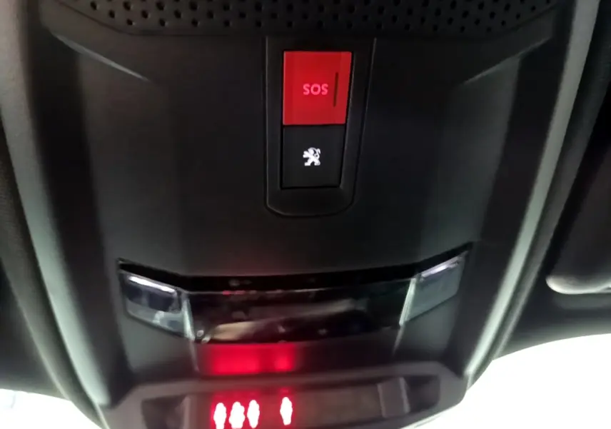 Vue intérieure en gros plan du plafonnier avec bouton SOS rouge du Peugeot 2008 Bleu BlueHDi 130 GT 2021.