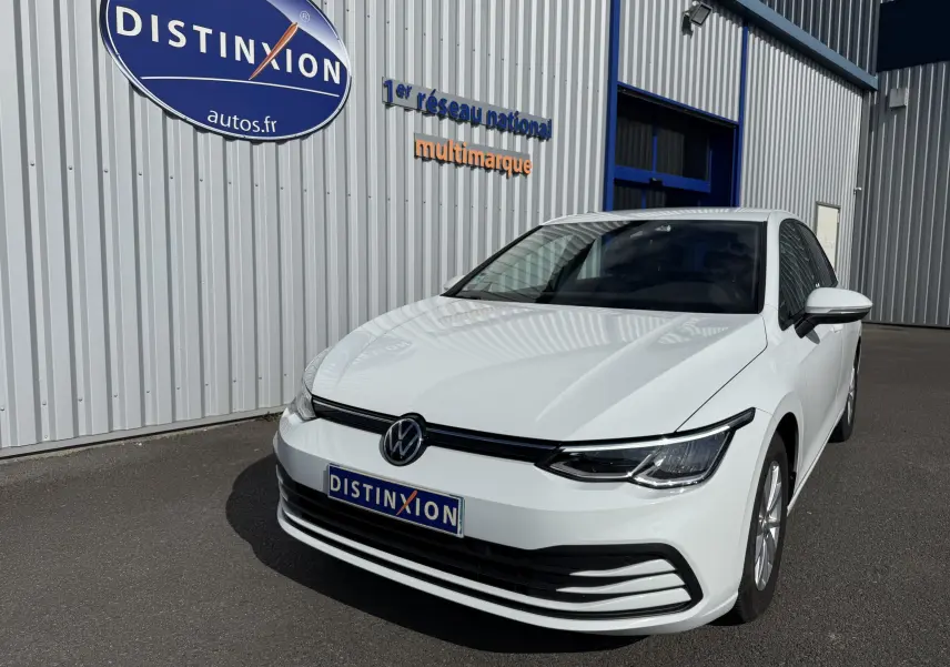 Volkswagen Golf 1.0 TSI 110 Life blanche vue 3/4 avant, avec phares LED et calandre noire brillante.
