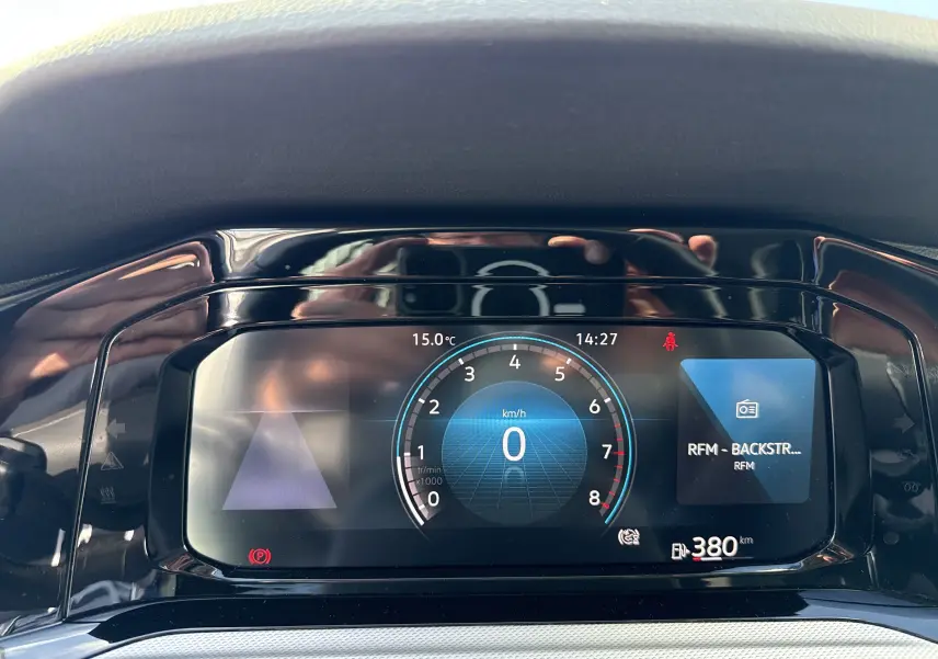 Affichage numérique du tableau de bord de la Volkswagen Golf 1.0 TSI 110 LIFE, montrant la vitesse à 0 km/h et l'autonomie à 380 km.