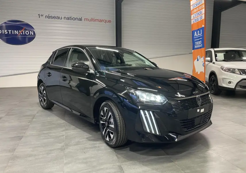 Peugeot 208 noir métallisé vue 3/4 avant avec feux LED et jantes alliage diamantées bi-tons.
