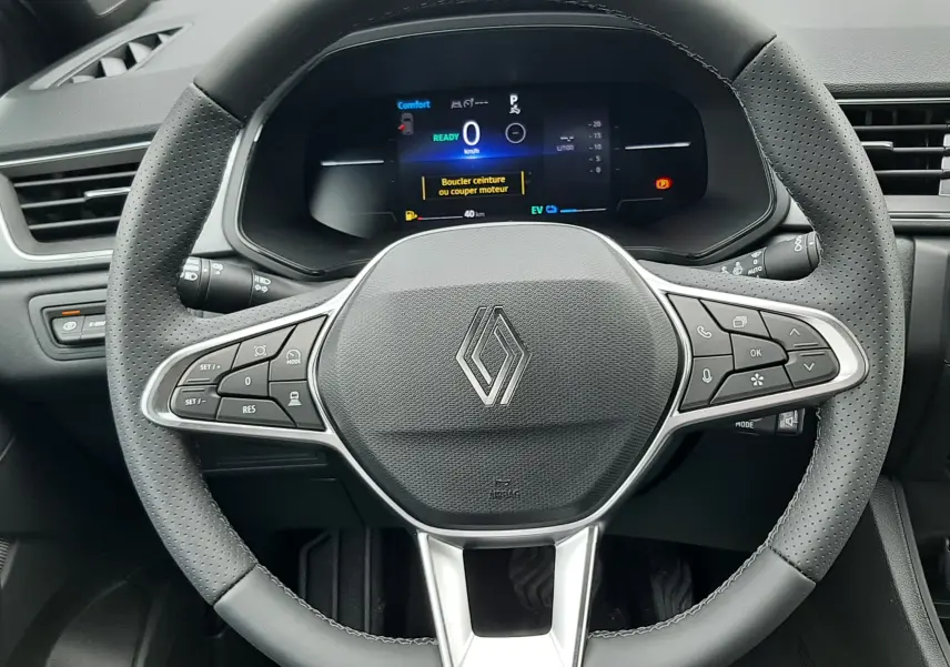 Vue frontale du volant noir perforé et du tableau de bord numérique du Renault Captur E-Tech Full Hybrid 160ch 2026.