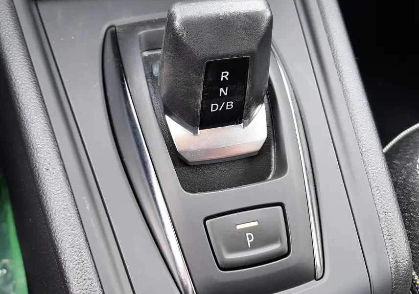 Le levier de vitesses automatique noir et argenté du Renault Captur E-Tech, vue rapprochée de la console centrale.