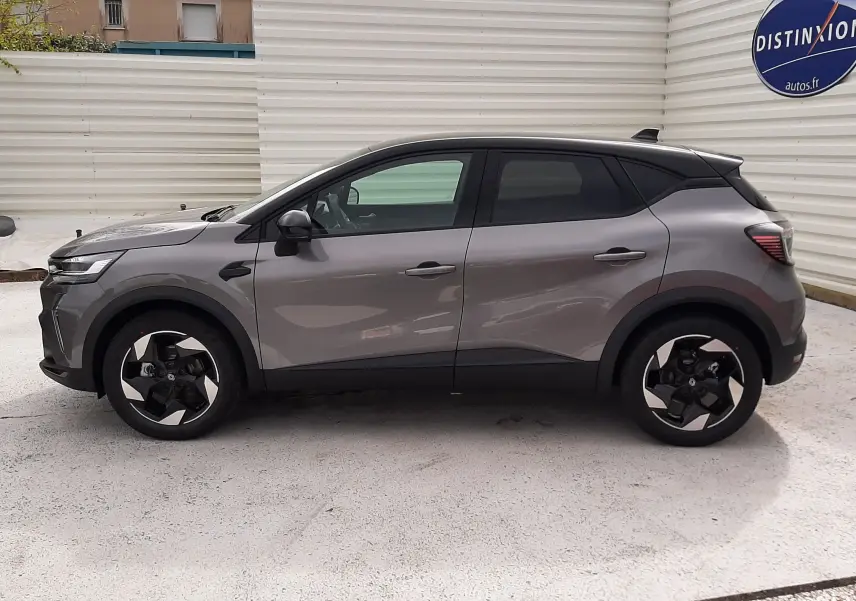 Renault Captur E-Tech hybride 2026 gris Cassiopée avec toit noir, vue profil côté gauche, jantes noires et argent.