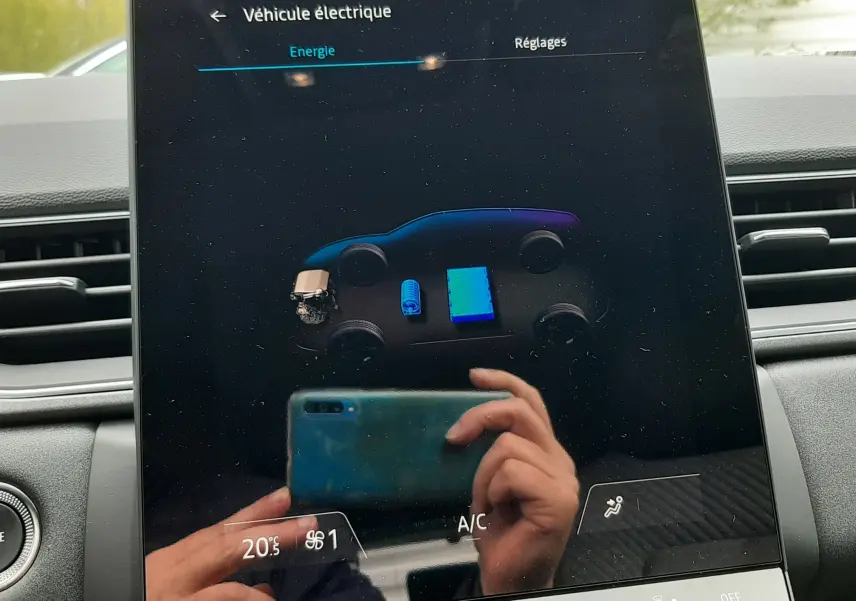 Écran tactile central du Renault Captur E-Tech gris cassiopée, affichant l'énergie hybride, intérieur noir.