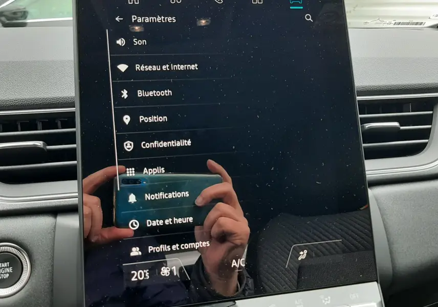 Écran tactile central du tableau de bord du Renault Captur E-Tech gris cassiopée, vue intérieure frontale.