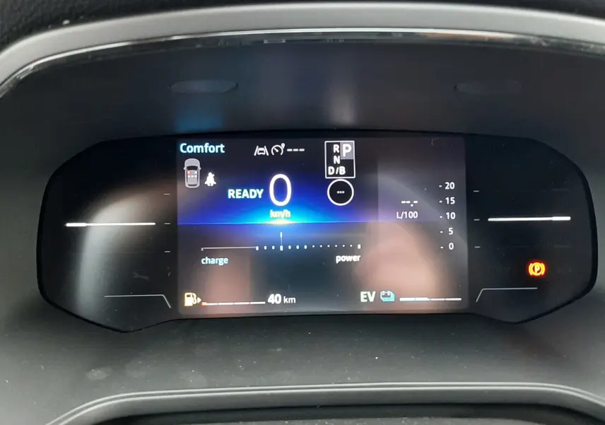 Vue rapprochée du tableau de bord numérique du Renault Captur E-Tech hybride, affichant la vitesse à 0 km/h et l'autonomie électrique.