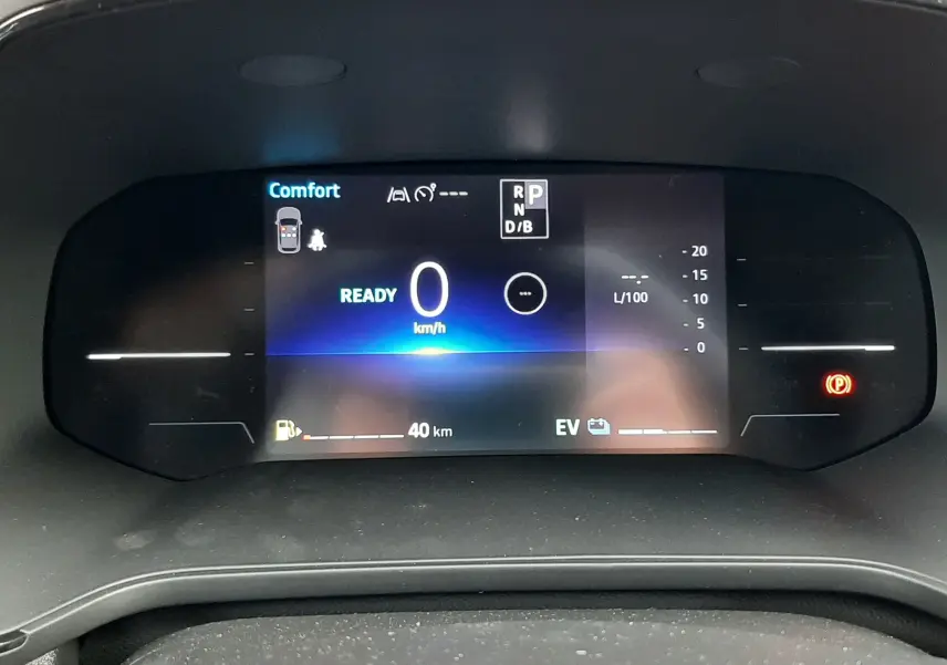 Tableau de bord numérique du Renault Captur E-Tech Hybrid 2026 affichant vitesse à 0 km/h et mode confort.