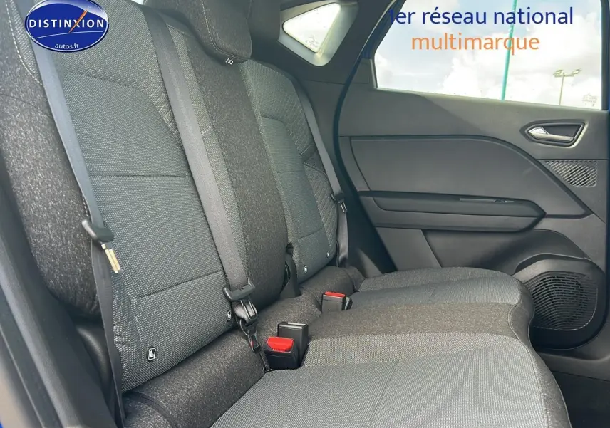 Vue latérale intérieure montrant la banquette arrière grise du Renault Captur 1.6 e-tech hybride 2025.