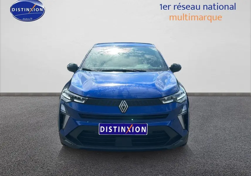 Vue frontale du Renault Captur 1.6 e-tech hybride 145 techno en Bleu Iron avec calandre noire et phares LED fins.