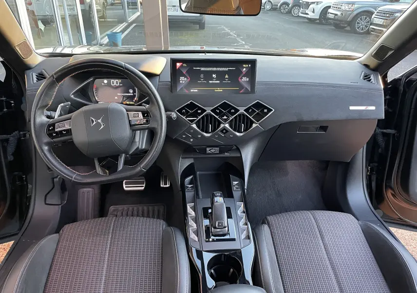 Vue intérieure avant du DS3 Crossback noir métal 2021, tableau de bord moderne avec écran tactile et volant cuir noir.