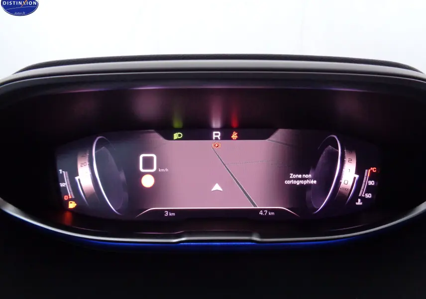 Tableau de bord numérique du Peugeot 3008 gris platinium 2023 affichant la vitesse, la température et la navigation.