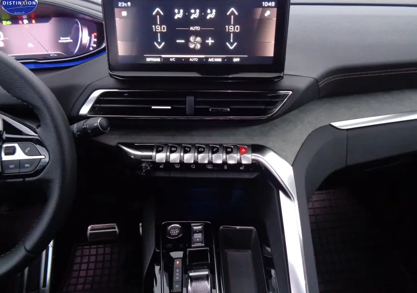 Intérieur du Peugeot 3008 2023, vue centrale du tableau de bord et console avec écran tactile et commandes piano.