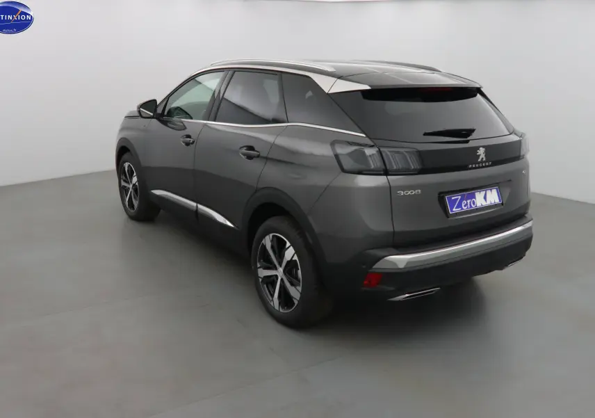 Peugeot 3008 gris platinium métal vue 3/4 arrière droit, avec vitres teintées et jantes alliage bicolores.