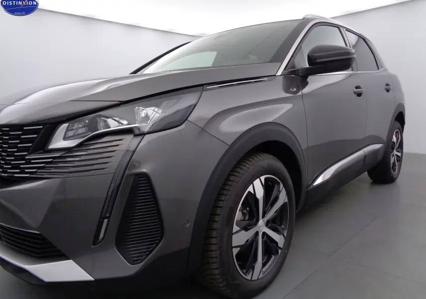 Vue 3/4 avant droit d'un Peugeot 3008 gris platinium métal avec jantes noires et détails chromés.