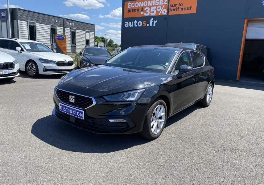 SEAT Leon 2.0 TDI 150 DSG 7 Style noir Midnight vue 3/4 avant droit sur parking extérieur.