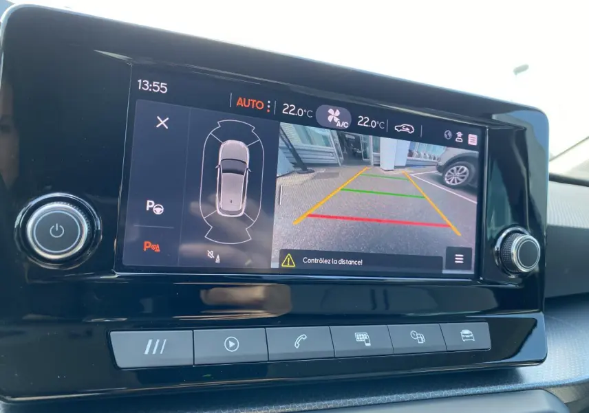 Écran tactile central affichant la caméra de recul et les capteurs de stationnement du SEAT Leon noir, vue intérieure.