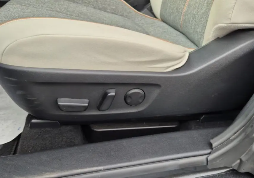 Gros plan sur les commandes de réglage du siège avant gauche beige et gris du Mazda MX-30 électrique 2021.