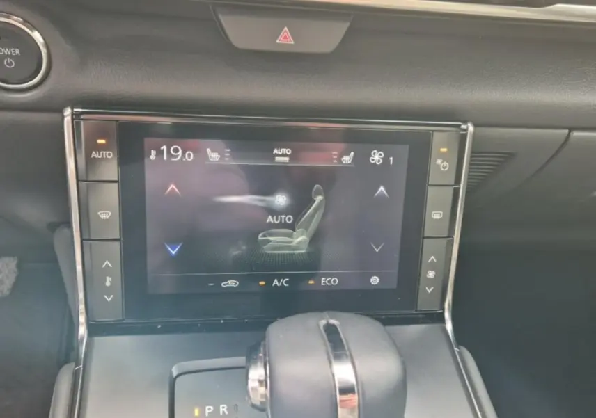 Gros plan sur la console centrale de la Mazda MX-30 électrique 2021, avec écran tactile climatisation et levier de boîte auto.