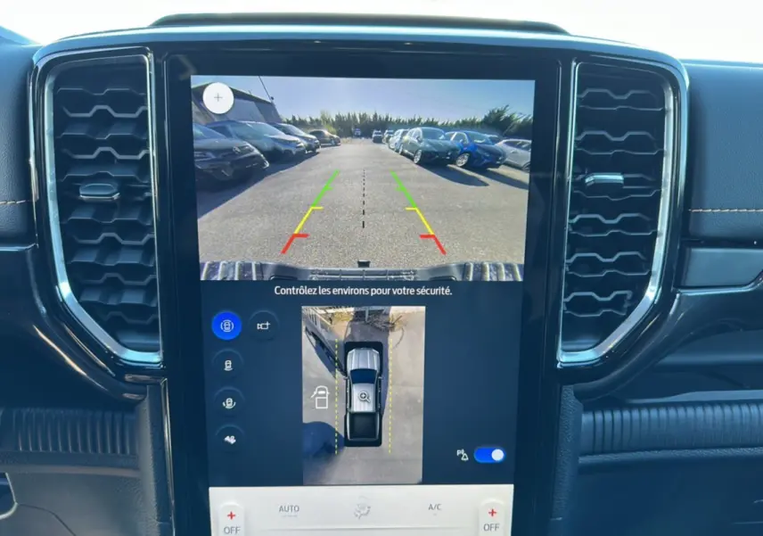 Écran central du Ford Ranger Wildtrak 2025 montrant la caméra 360° et l'aide au stationnement en marche arrière.