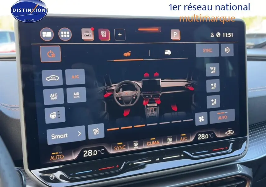 Écran tactile central affichant les commandes climatisation et confort du CUPRA Formentor gris Graphene, vue intérieure frontale.