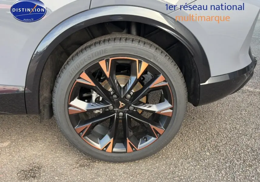 Gros plan sur la roue arrière droite d'une CUPRA Formentor gris graphene avec jante noire et accents cuivrés.