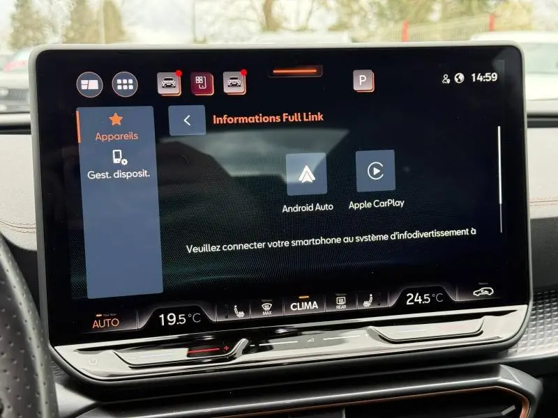 Écran tactile central du tableau de bord de la CUPRA Formentor 1.5 eTSI Hybrid 2025, affichant les options Android Auto et Apple CarPlay.