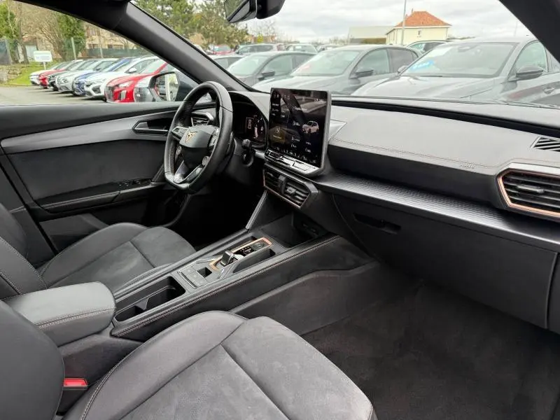 Intérieur côté conducteur du CUPRA Formentor 1.5 eTSI Hybrid 2025, volant multifonction et écran tactile central visible.
