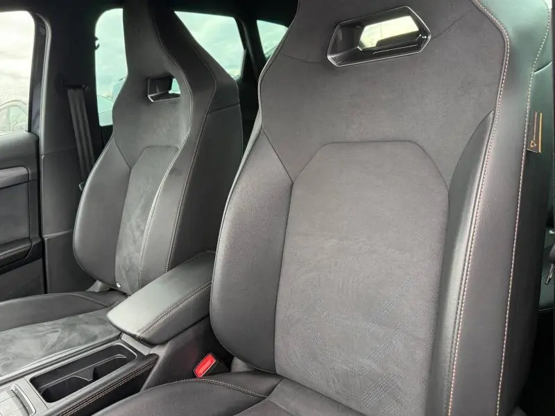 Gros plan sur les sièges avant en tissu et cuir noir avec surpiqûres contrastantes de la CUPRA Formentor 2025.