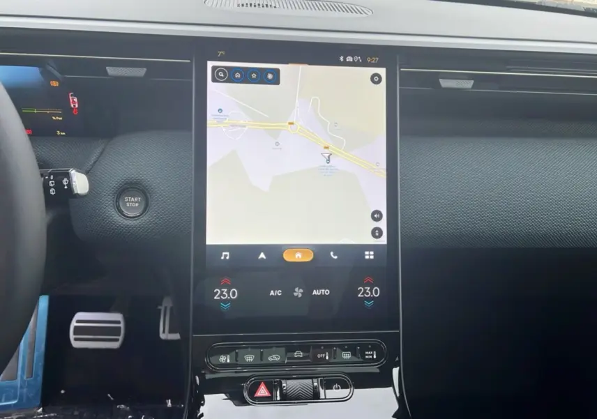 Vue centrale de l'écran tactile vertical avec navigation et commandes climatisation du Citroën C5 Aircross New Hybrid 2026.