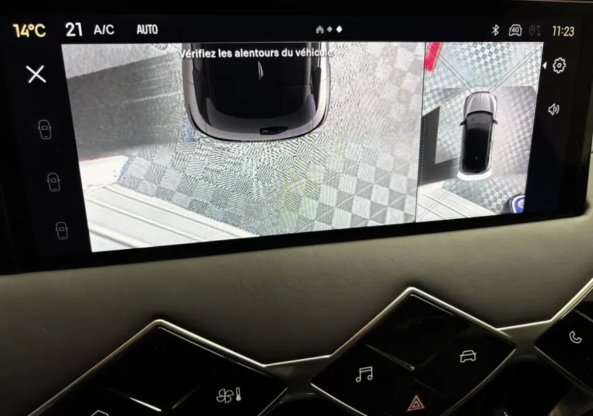 Vue du tableau de bord avec écran tactile affichant la caméra 360° du DS3 gris foncé en vue aérienne.