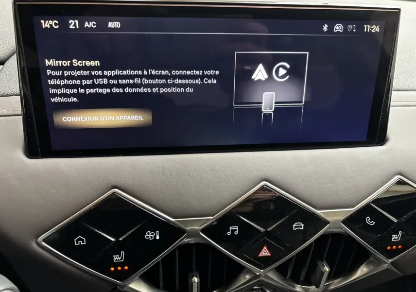 Vue rapprochée du tableau de bord gris clair du DS3 2024, avec écran tactile 10,3 pouces et commandes tactiles géométriques.