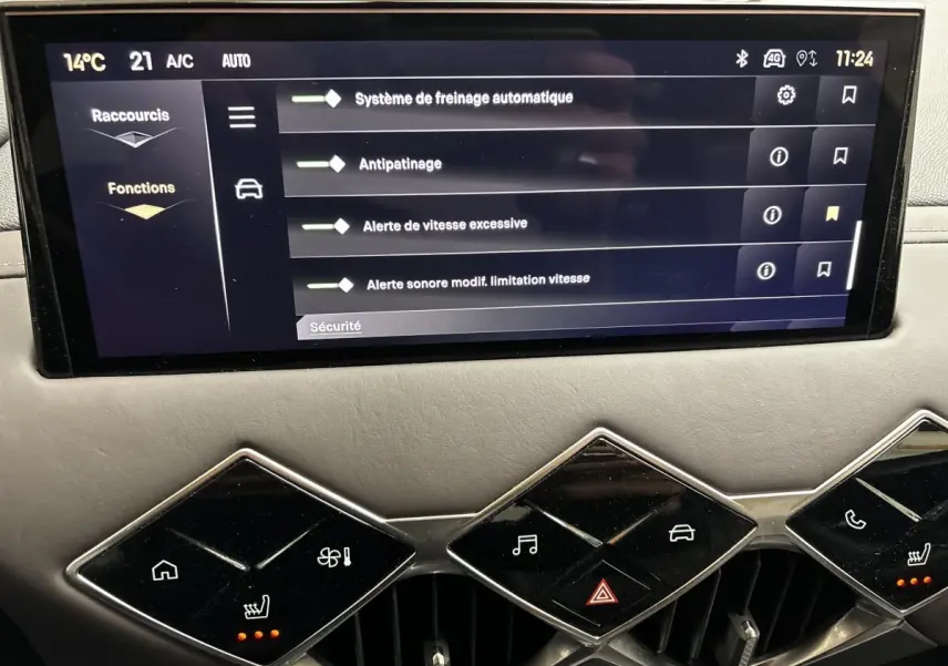 Écran tactile central affichant les réglages de sécurité dans l’habitacle gris clair du DS3 2024.