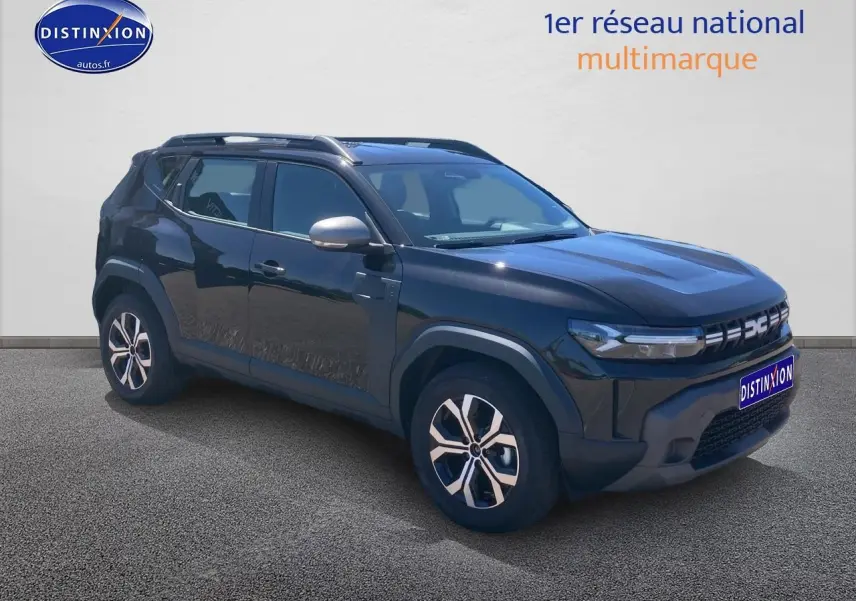 SUV Dacia Duster noir vu en 3/4 avant droit, avec jantes alu et barres de toit visibles.
