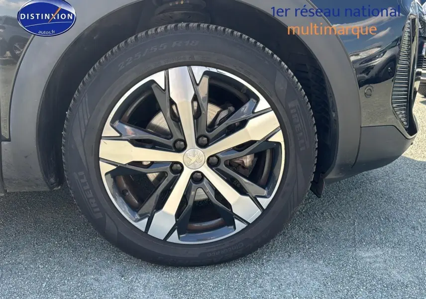 Gros plan sur la roue avant droite noire métal du Peugeot 5008 1.5 BlueHDi 130 GT avec jante alu bicolore.