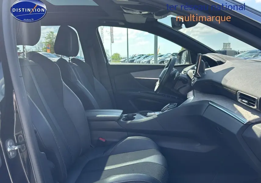Intérieur avant du Peugeot 5008 noir métal 2022, vue côté gauche avec sièges et tableau de bord modernes