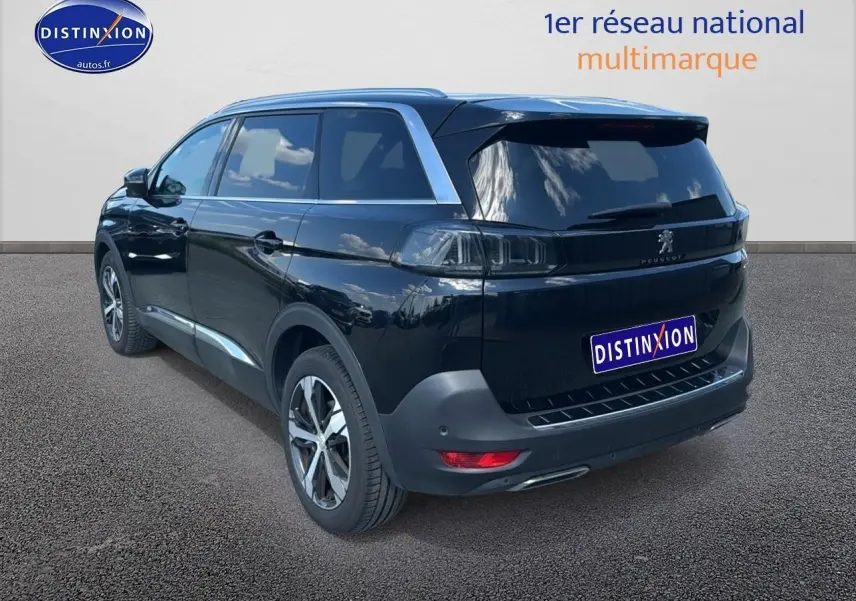 Peugeot 5008 noir métal vue 3/4 arrière droit avec vitres surteintées et jantes alliage.